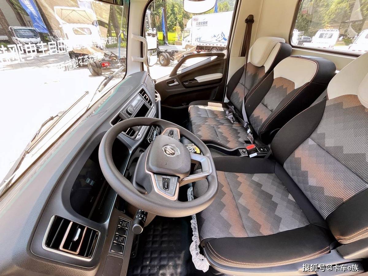 奥铃智蓝el长续航版纯电轻卡的内饰配置整体采用了轻奢风设计,配色