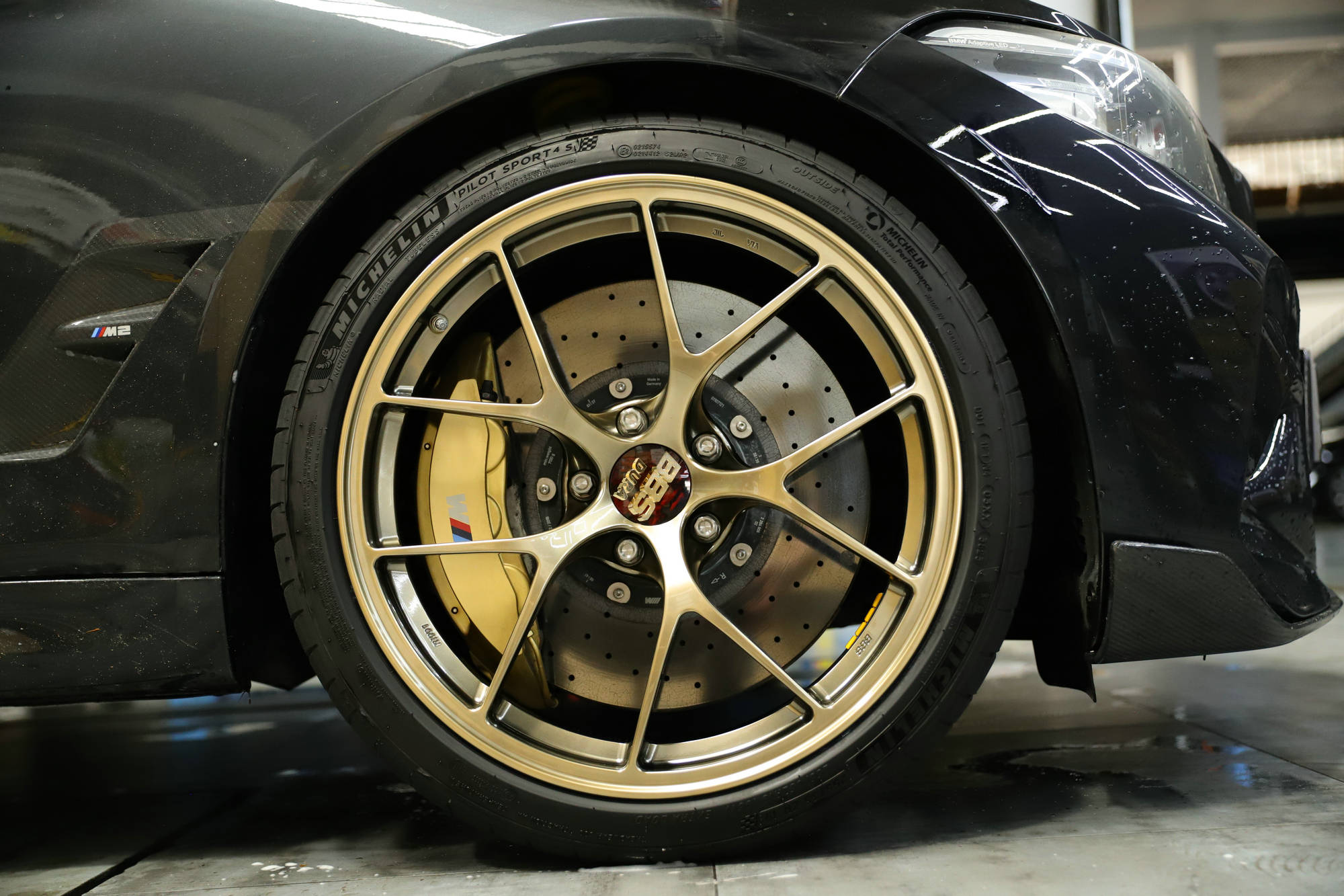 性能表现不凡且优雅动感,宝马m2的 bbs ri-d轮毂改装