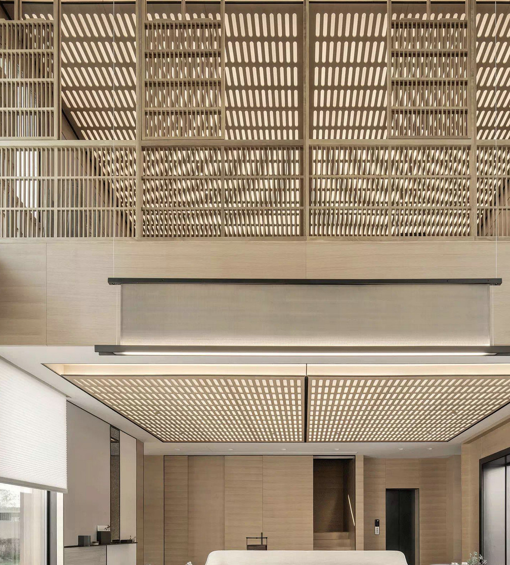 空间呈现了中式的沉稳与现代的时尚感,理石背景墙内嵌的原木博古架