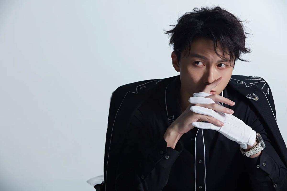 41岁王浩信回新疆探亲,在当地庆祝生日,吃凉皮喝羊肉汤有滋有味