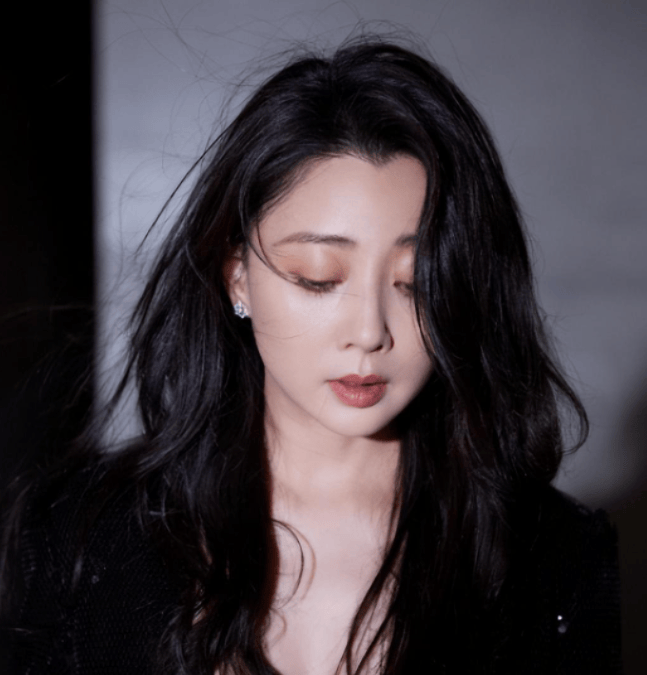 她是演员中的女富豪,多辆豪车轮流开,如今45岁却活得像20岁