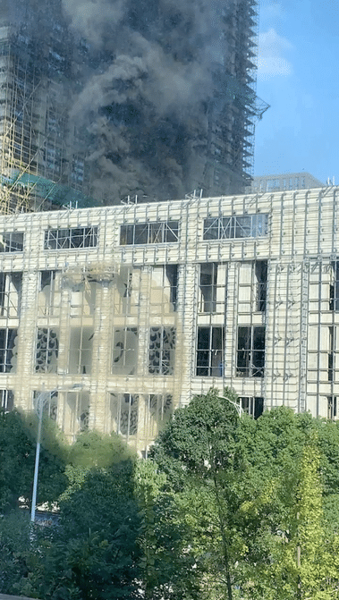 浙江嘉善一建筑起火 无人员伤亡,现场火光以及黑色浓烟清晰可见-浙江嘉善失火原因