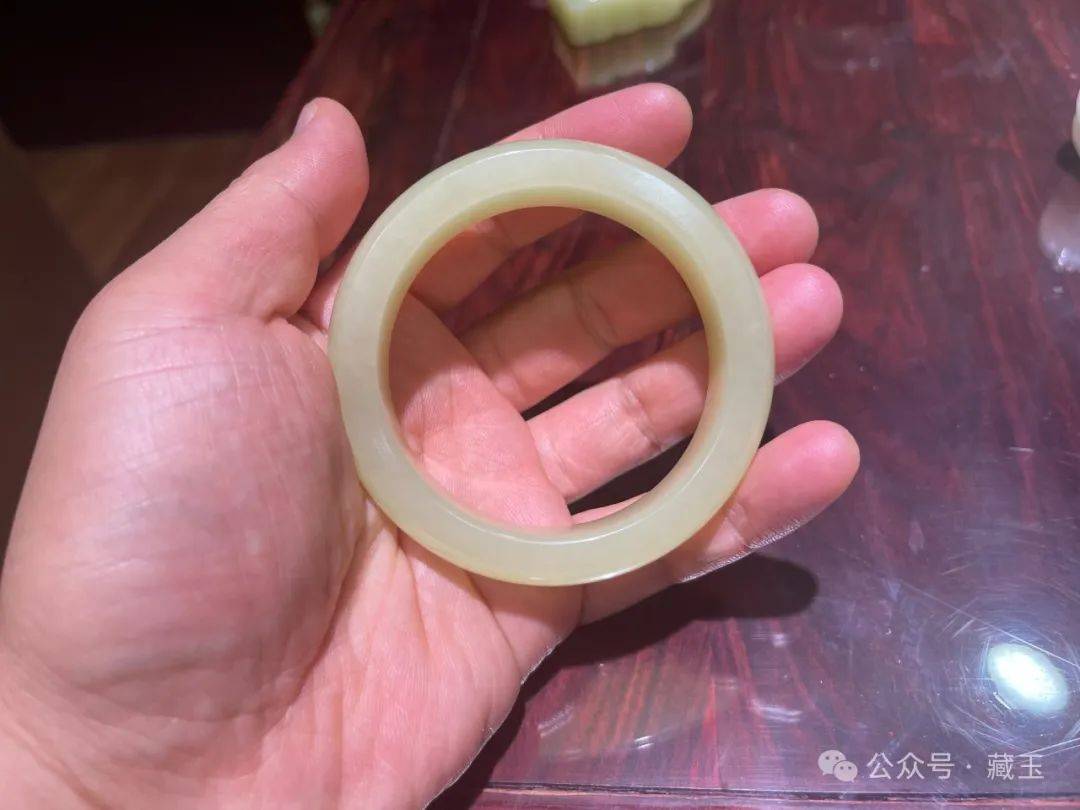 这个黄玉手镯,要卖100万!