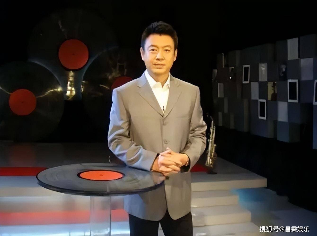 私生活混乱?被传10年换5任妻子,从央视离职的他,如今怎么样了
