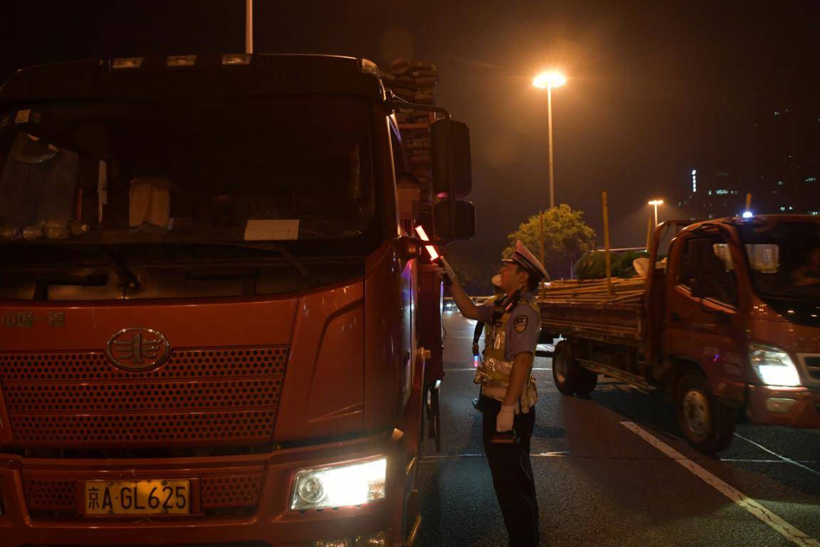 交管部门开展夜查酒驾执法工作 昨晚64名贪杯司机被查获