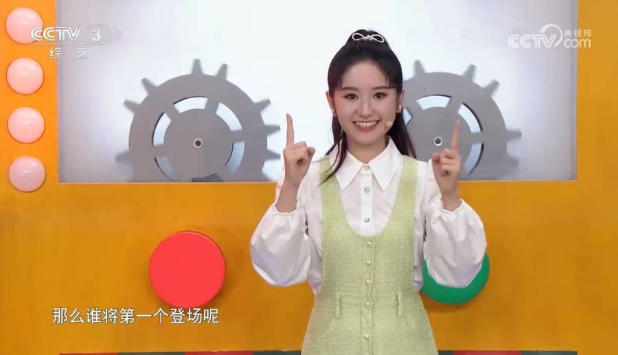 苏眉文:接班严尚嘉首秀《开门大吉》,穿一身黑裙子倍显老气横秋