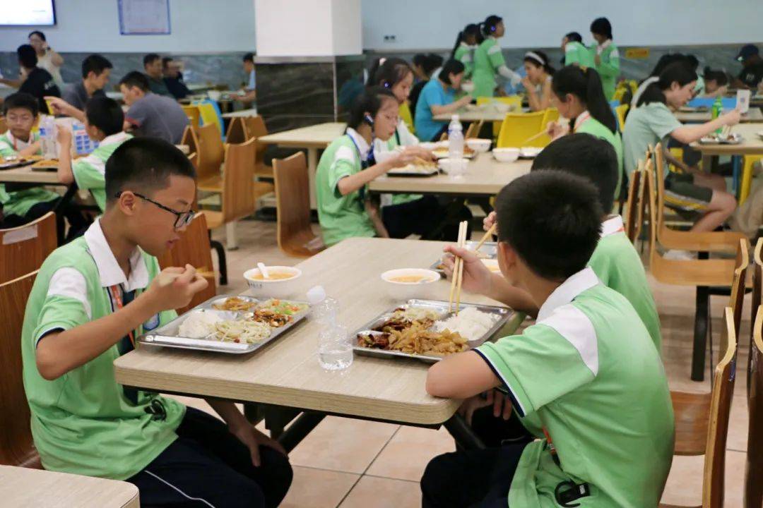 在经过一天生动有趣的研学旅行后,同学们来到了西南大学食堂,品尝到了