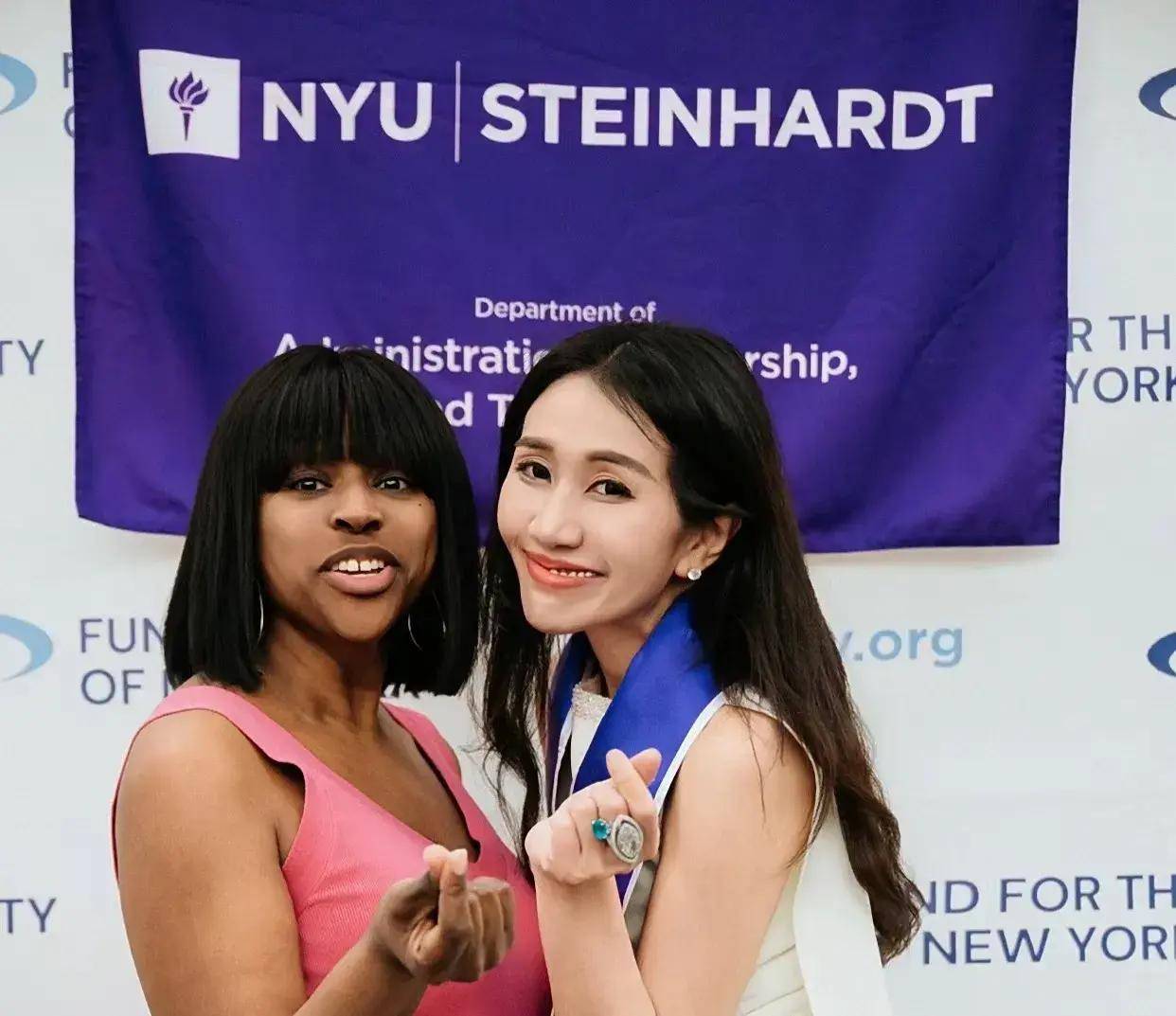 何超盈给林心儿庆生,两人穿闺蜜装合照,何超盈脖子前倾有点吓人