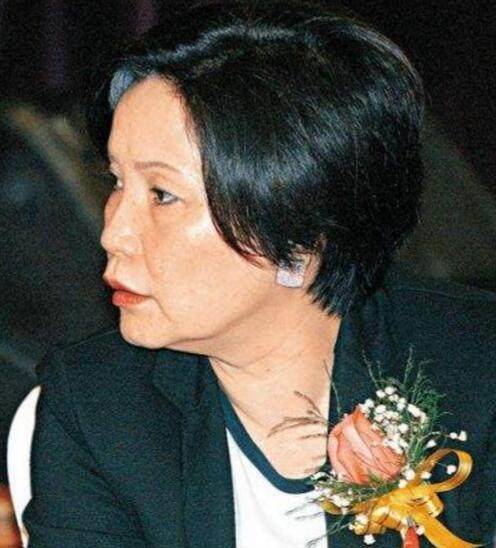 她是澳门大姐大,18岁初入江湖,成就了崩牙驹和街市伟,如今低调