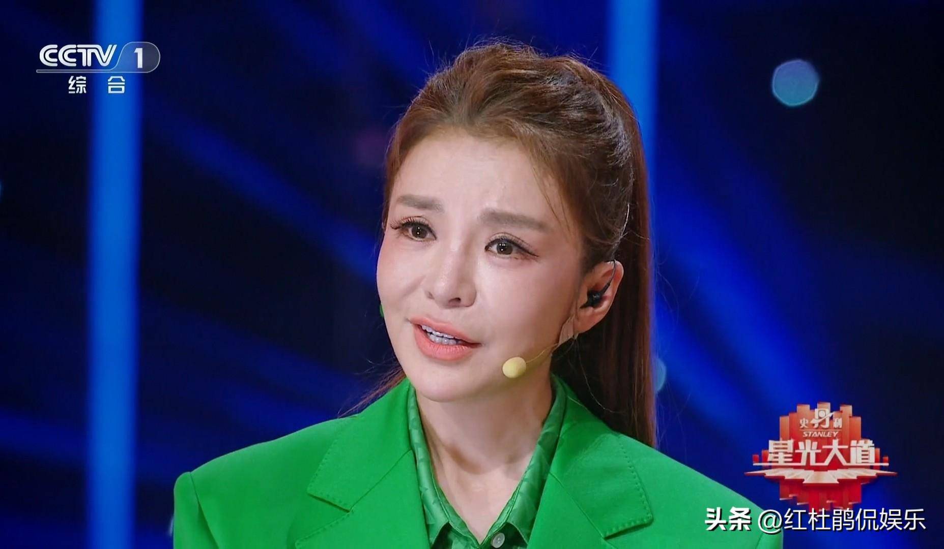 《星光大道》新版季赛,主持人朱迅回归,网友吐槽的范明终于下课