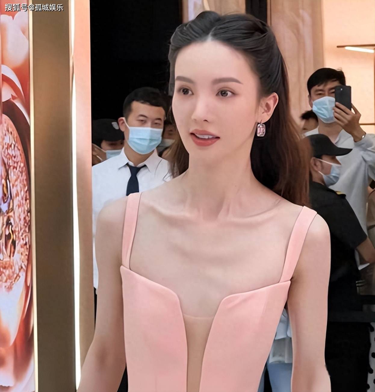 1米6的身高,却瘦到52斤,直言喜欢骨感美,网友:你老公不怕吗?