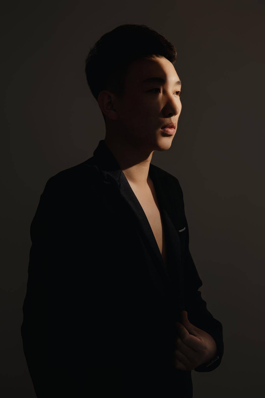 王小宁新歌催泪上线 《人间有人间的游戏》听哭网友