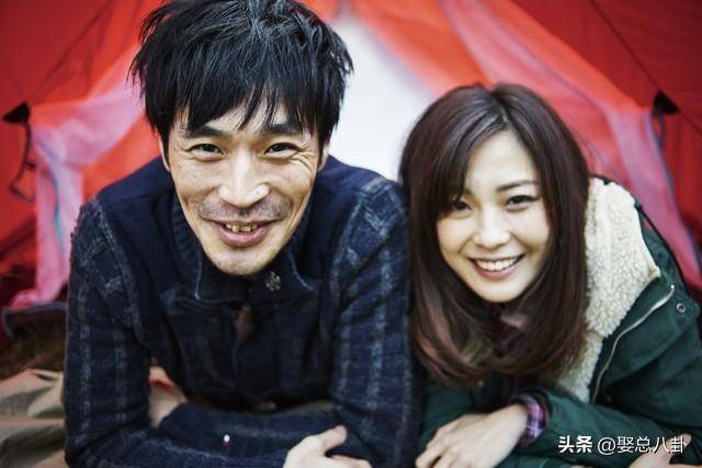 刘芸郑钧约会被偶遇,41岁刘芸素颜好漂亮,56岁郑钧满脸温柔!