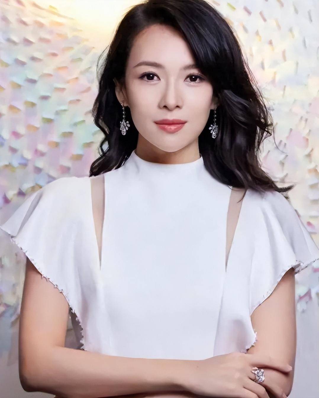 章子怡嫂子晒全家福为老大庆生,月亮身材高挑,完全继承姑姑气质_殷旭
