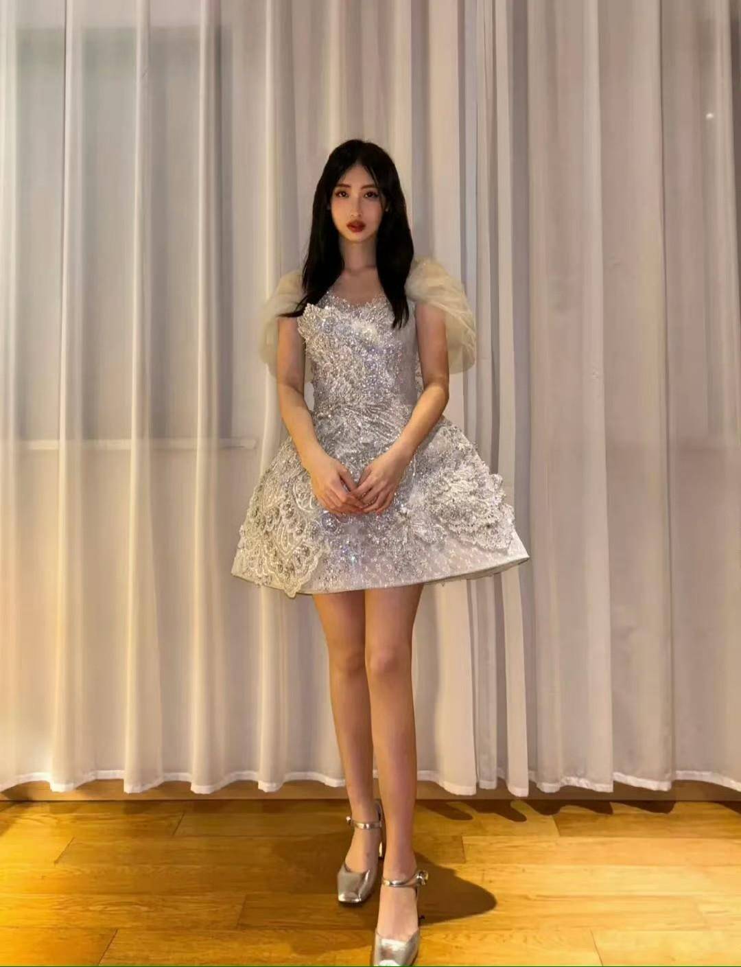 冯小刚女儿徐朵出道!网友吐槽:龅牙,大嘴唇,看起来不聪明!