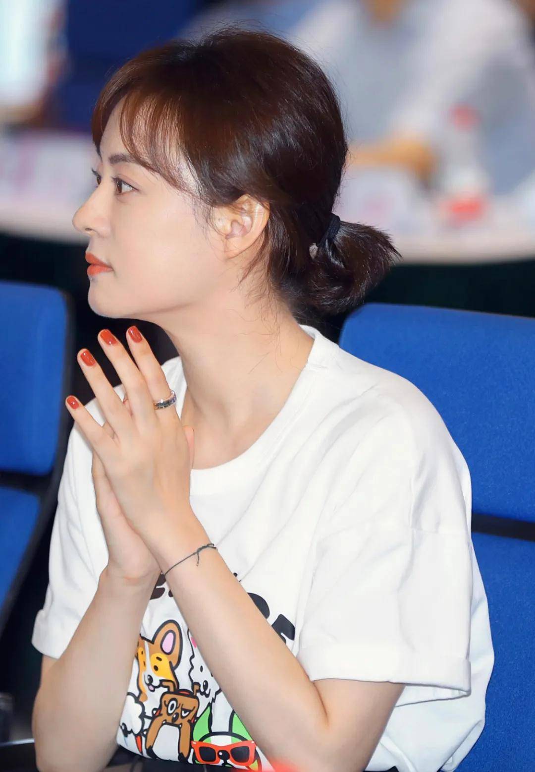 邓超一家四口现身,孙俪留长发变漂亮,儿子打扮帅气像妈妈,女儿长相随