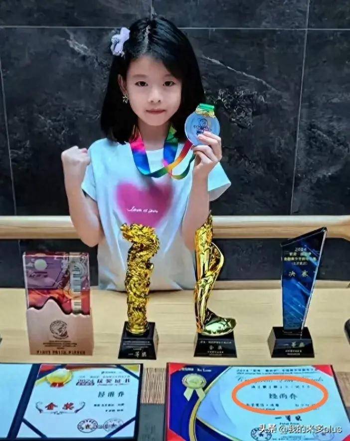 原创小李琳女儿钢琴比赛拿一等奖经超全程陪练小年糕晒奖牌太争气