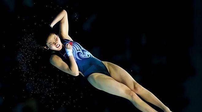 在高峰的精心指导下,陈若琳的跳水技术突飞猛进,她逐渐爱上了这项运动