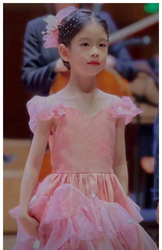 小李琳晒二女儿近照,年糕头包脸长得漂亮又有气质,大名首曝光