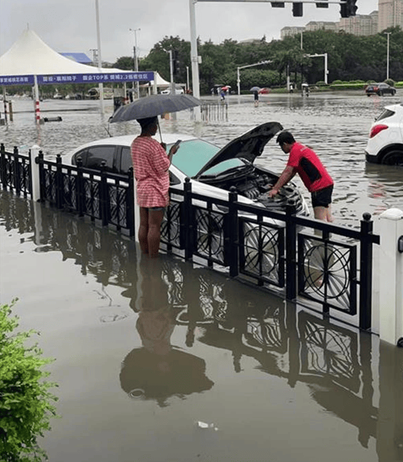 湖北襄阳:暴雨突袭汽车路面"趴窝",汽修小哥蹚水救援