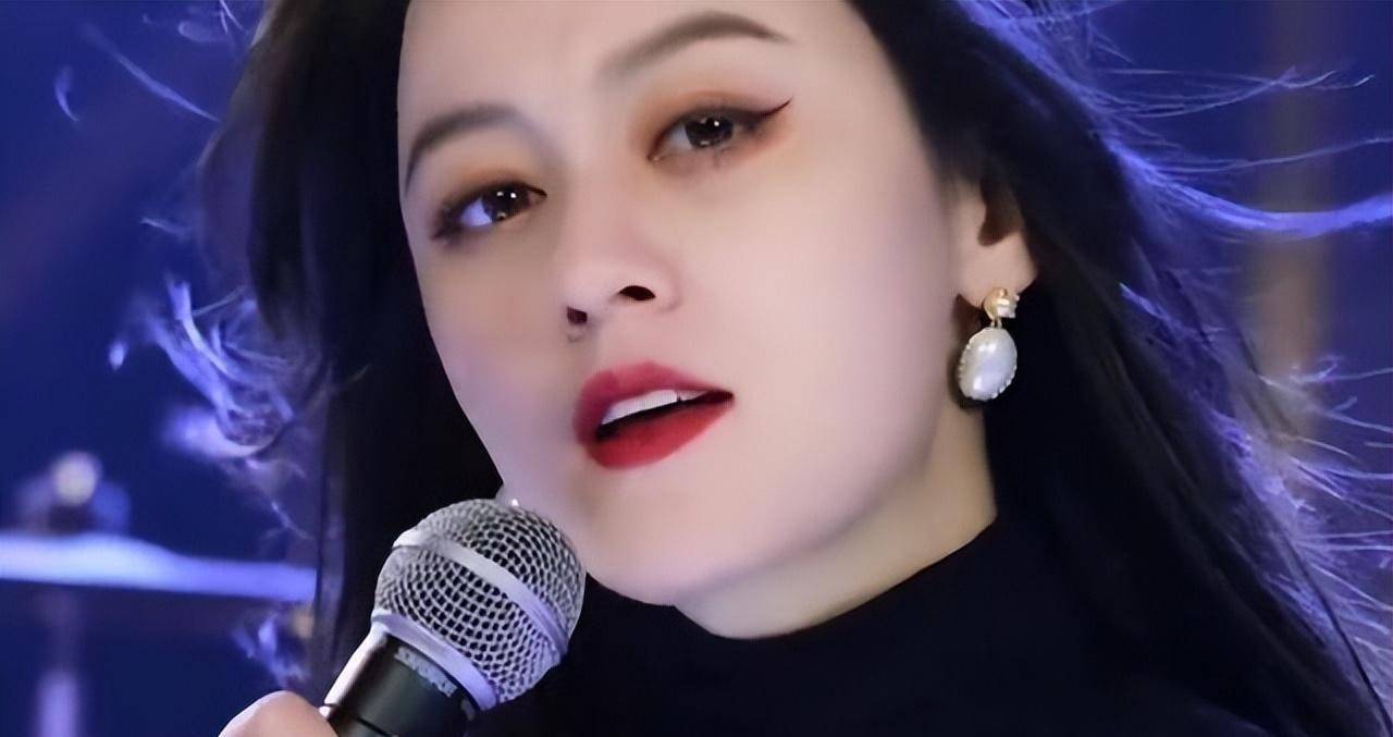 中国网红歌手唐艺靠着抖音一步步成长,前婆婆称她是"好儿媳"