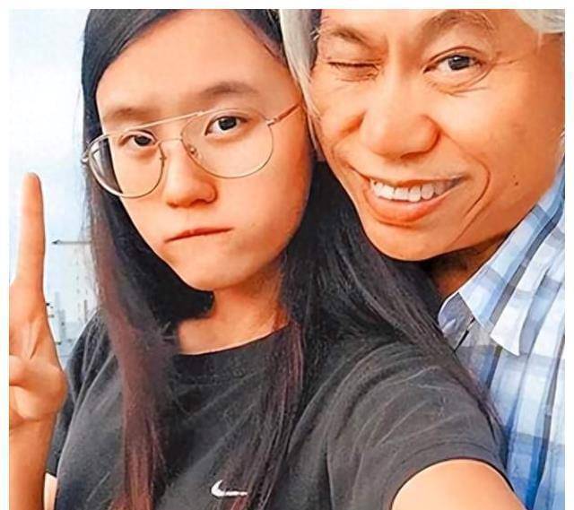 当年轰动一时的"爷孙恋"现况:一个天人永隔,一个靠偷外卖为生