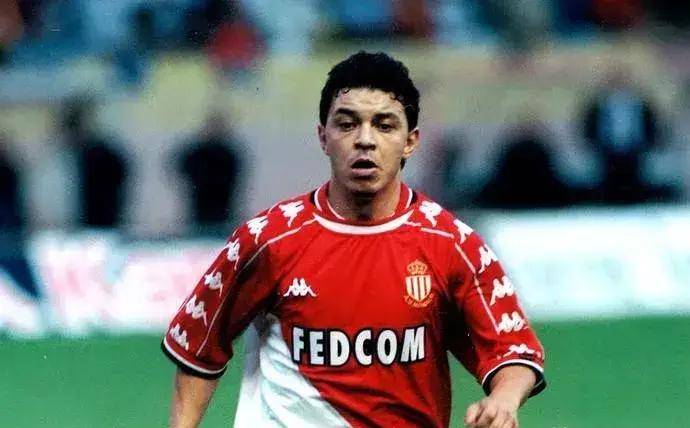 球员时代,和助理教练干架,教练时代,与本泽马水火不容