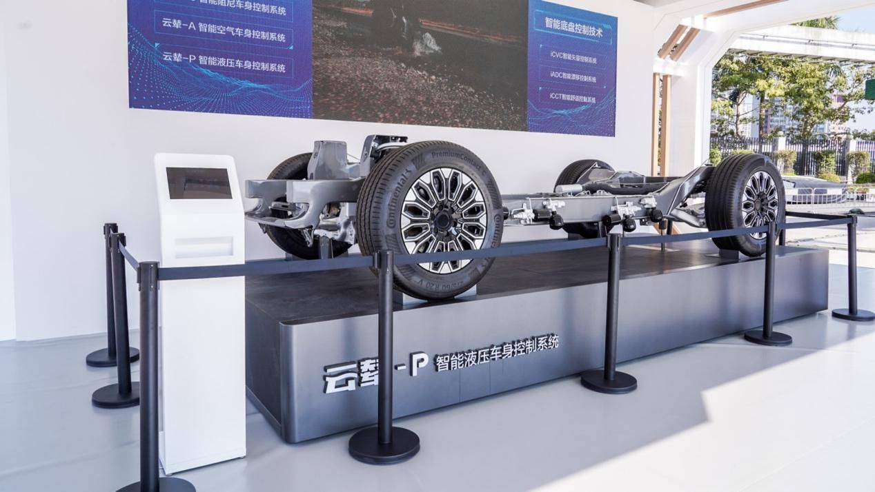 臂独立悬挂的设计,从实物模型可以看出,前桥留给动力总成的位置并不大