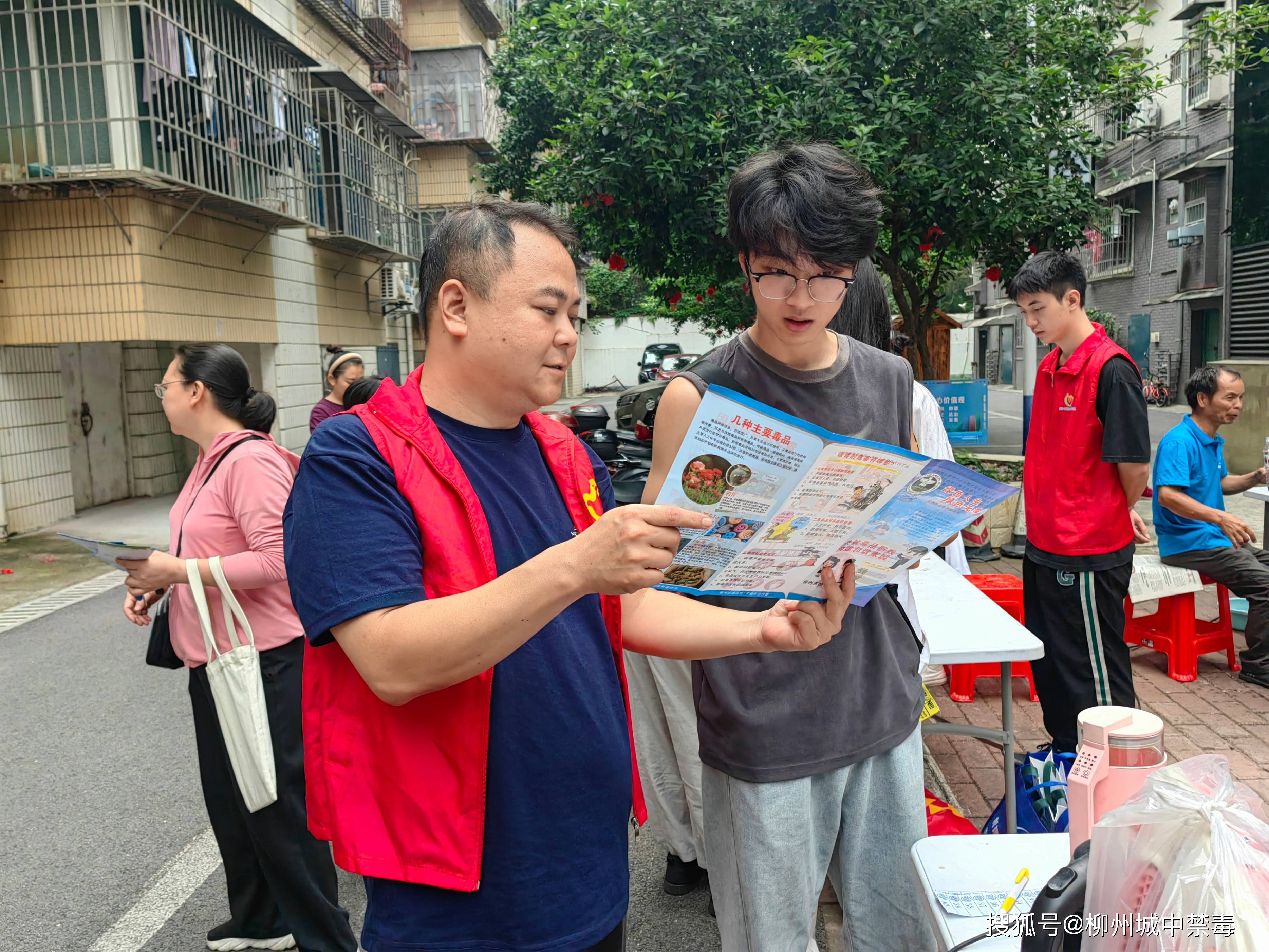 西雅社区开展"普及禁毒常识 提高禁毒意识宣传活动