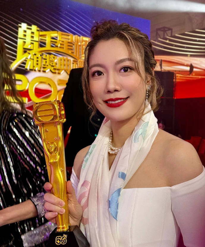tvb女歌手疑恋上65岁已婚制作人,被爆在车厢热吻,曾夺得央视选秀冠军