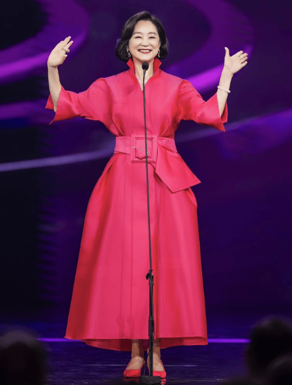 69岁林青霞意外受伤，熬夜20年吃3次安眠药才睡，醒来后肋骨摔裂-林青霞年轻时图片