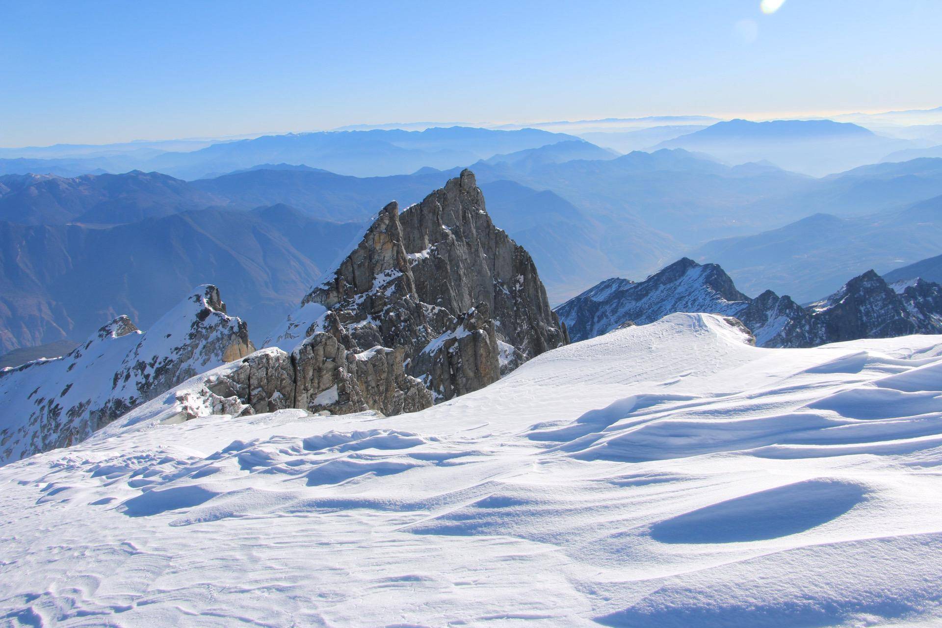 云南哈巴雪山图片