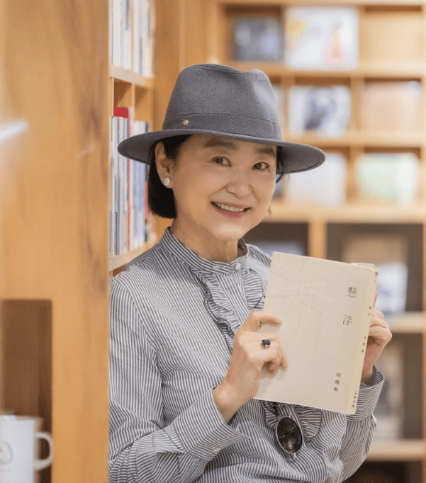 69岁林青霞意外受伤，熬夜20年吃3次安眠药才睡，醒来后肋骨摔裂-林青霞年轻时图片