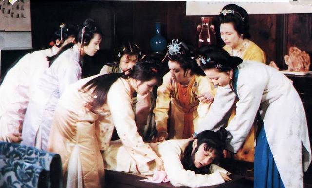 贾政没有想到,一顿棍棒把贾宝玉完全赶到了林黛玉身边