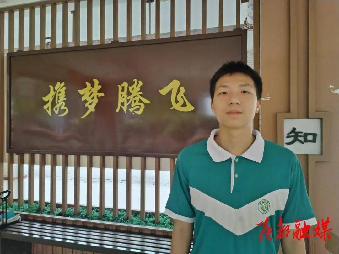 花都两名学生考上空军飞行员_魏梓轩_梁荣逸_同学