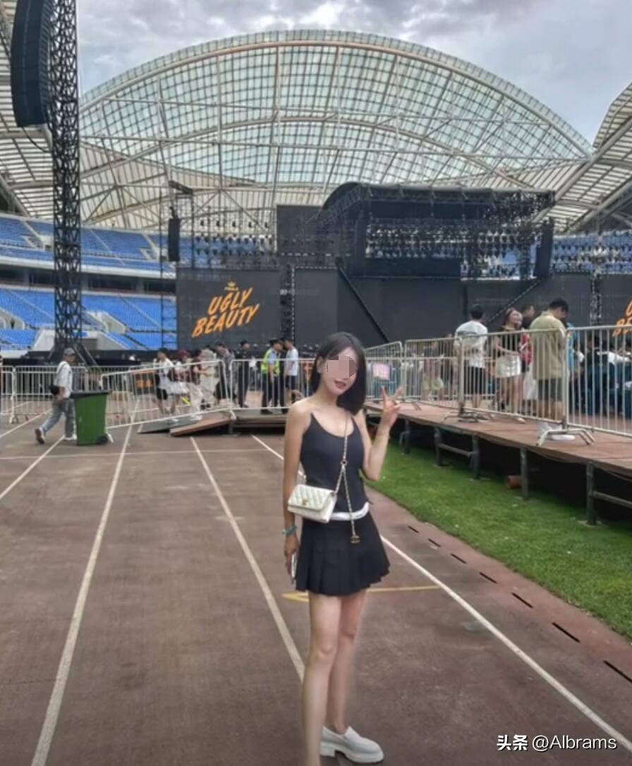 杨鸣离婚后和女儿被偶遇,10岁女儿身高一米七,女友思思博士毕业