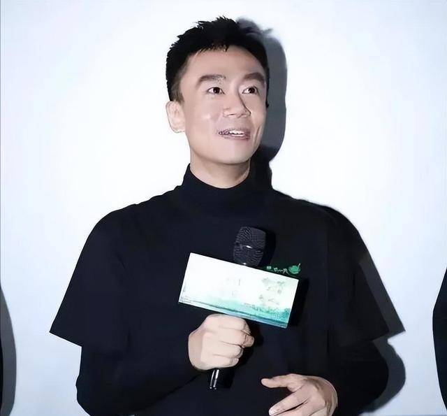 写在最后回顾李雪健和于海丹的故事,我们不难发现,真正的爱情并不需要