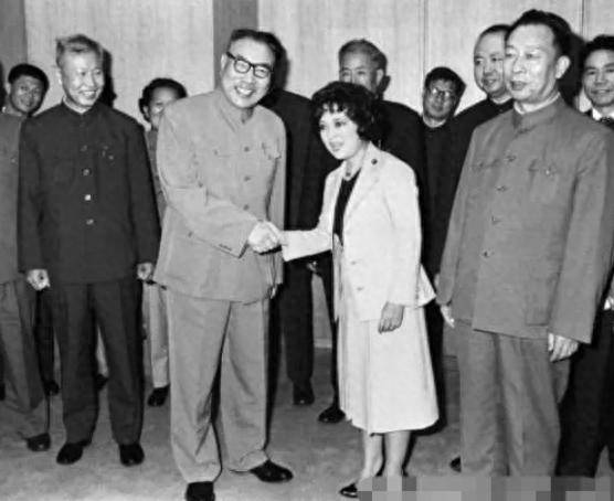 小泉参拜靖国神社,安倍也去过,李香兰:那会深深伤害中国人的心