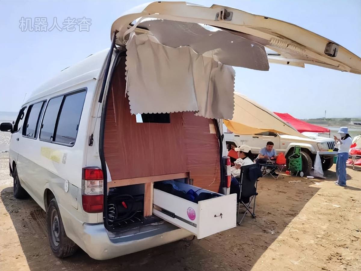 外观朴素露营车,金杯海狮改装床车旅行,牛人设计b型房车自驾游