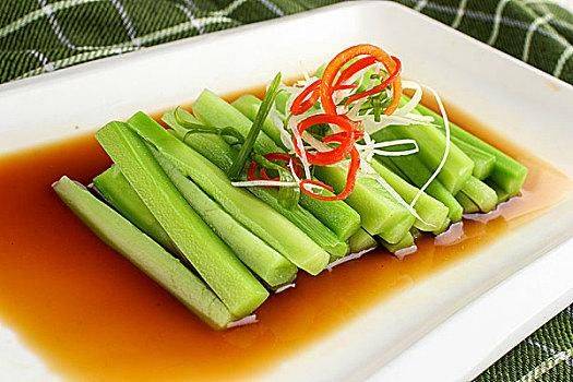 爽口开胃,白灼西芹让你回味无穷_调制_口感_盘子