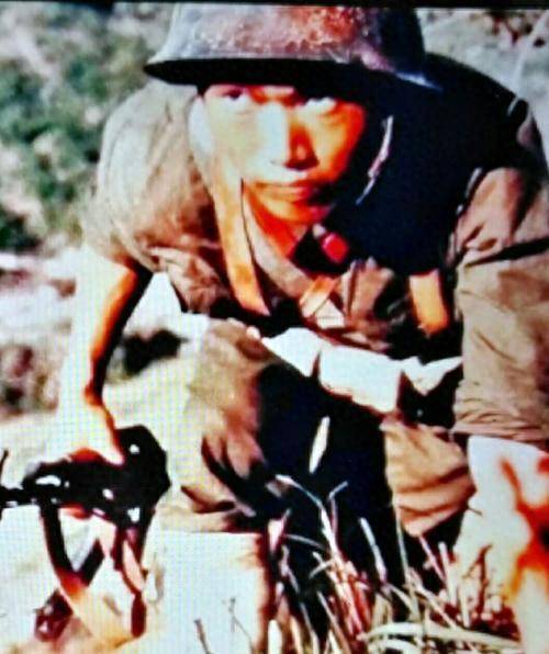 1986年老山战场照《死吻》:照片中亲吻临终战士的张茹,现在怎样