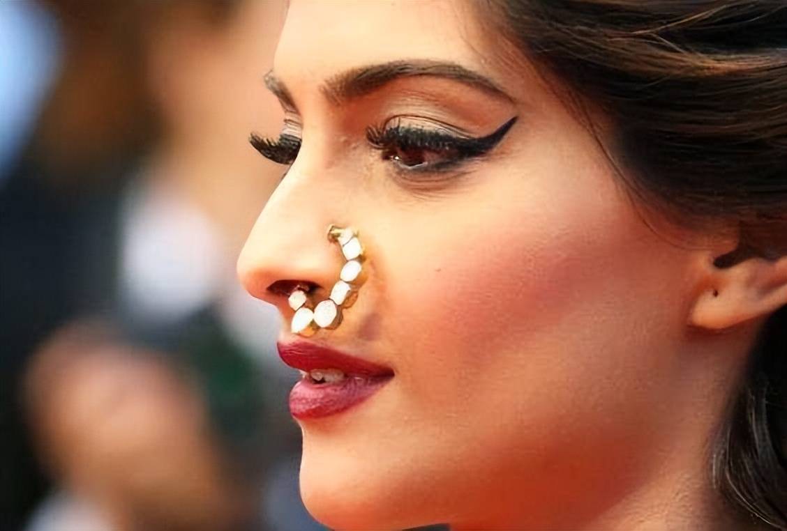 去印度玩的时候,如果看到戴鼻环的女人,再好看也要保持距离!