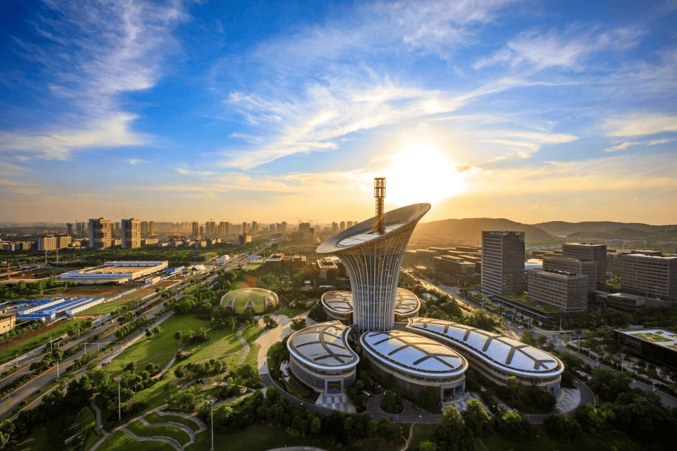 1,武汉光谷职业学院,全国唯一有一所高校与众不同,该校以"地域" "科技
