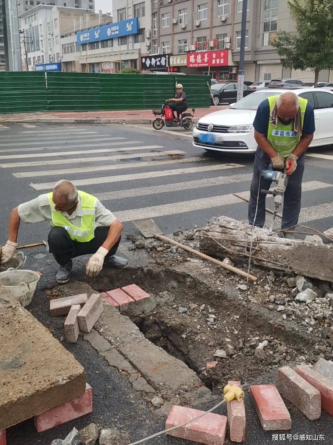 聊城莘县综合行政执法局:维修"小"井盖 维护"大"安全