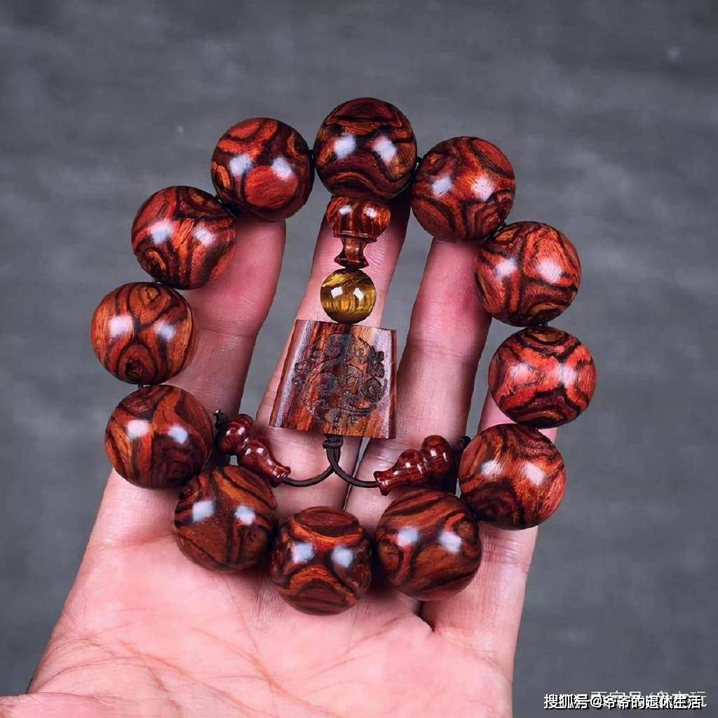 经久不衰的海南黄花梨手串,为何受到一代又一代文玩人喜爱?
