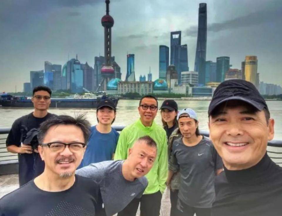 偶遇69岁发哥:背影似小伙,白胡子下的不老男神