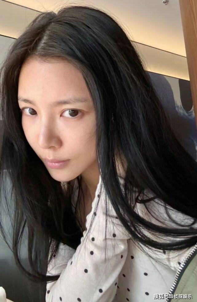 杜淳36岁娇妻自信晒全素颜,脸上斑点明显,但皮肤紧致看不到皱纹_王灿