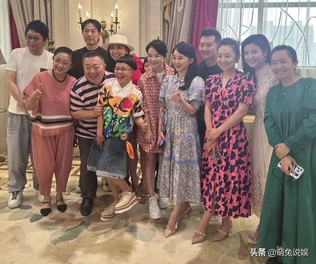 娃娃晒一家三口合照庆儿子百天,金宝肉乎乎超可爱,大眼睛随妈妈