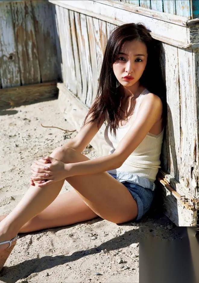 这谁顶得住!东瀛极品尤物!板野友美写真赏:美貌与才华的完美融合,让人