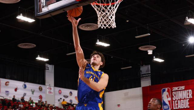 以色列中锋在夏季联赛中展现出色,助勇士击败骑士